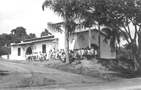 1949 - Alunos da escola em frente à antiga Capela Nossa Senhora do Carmo