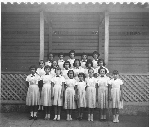 1954 - Alunas formandas da 4ª série primária em frente ao galpão inaugurado